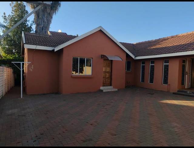 3 BEDROOM HOUSE FOR SALE IN FLORA PARK